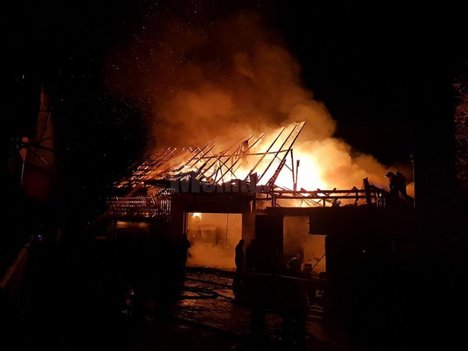 Flăcările de câțiva metri înălțime amenințau să cuprindă și clădirile învecinate, astfel încât pompierii au avut o misiune extrem de dificilă