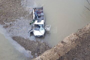 Camioneta a zburat în albia râului Suceava de la o înălțime de circa 10 metri