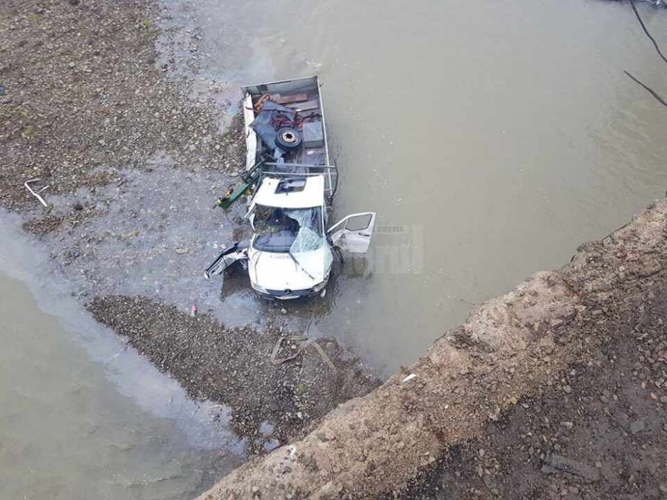 Camioneta a zburat în albia râului Suceava de la o înălțime de circa 10 metri