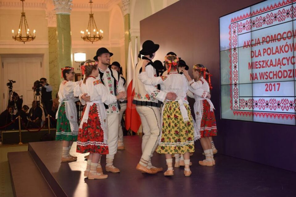 Un grup al etnicilor polonezi din Bucovina, prezent la președinția Poloniei