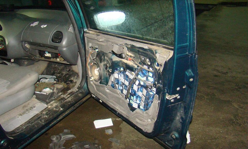 În aripile și portierele autoturismului, în locuri special amenajate, au fost descoperite1.510 pachete de țigări marca Rothmans, de proveniență ucraineană