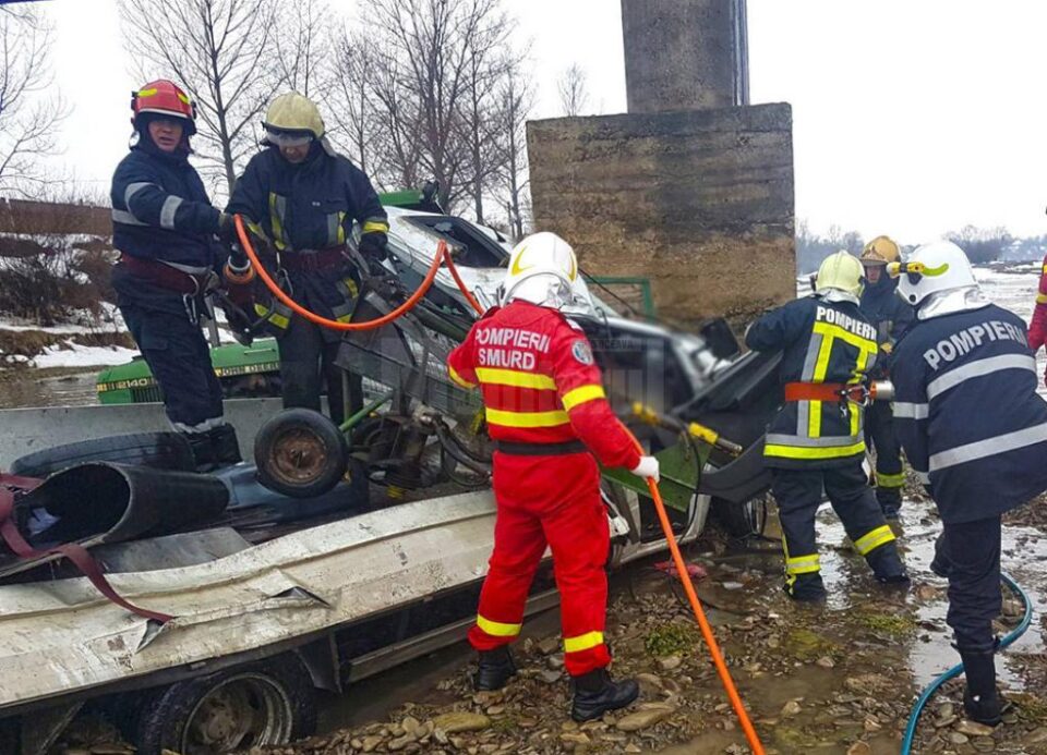Persoana încarcerată nu a mai putut fi scoasă în viață din mașina care i-a devenit sicriu