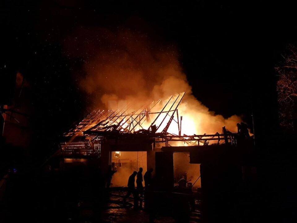Flăcările de câțiva metri înălțime amenințau să cuprindă și clădirile învecinate, astfel încât pompierii au avut o misiune extrem de dificilă