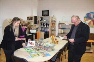 Cărți în limba engleză și ghiozdane, donate elevilor de la Școala Gimnazială Moara Nica