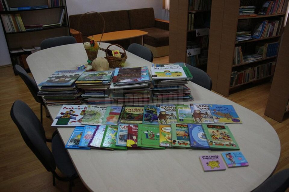 Cărți în limba engleză și ghiozdane, donate elevilor de la Școala Gimnazială Moara Nica Cărți în limba engleză și ghiozdane, donate elevilor de la Școala Gimnazială Moara Nica