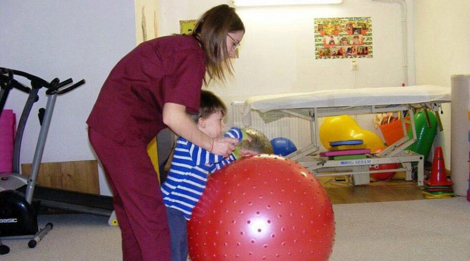 Zeci de copii cu nevoi speciale beneficiază de kinetoterapie gratuită la Centrul de recuperare „Emanuel" Suceava