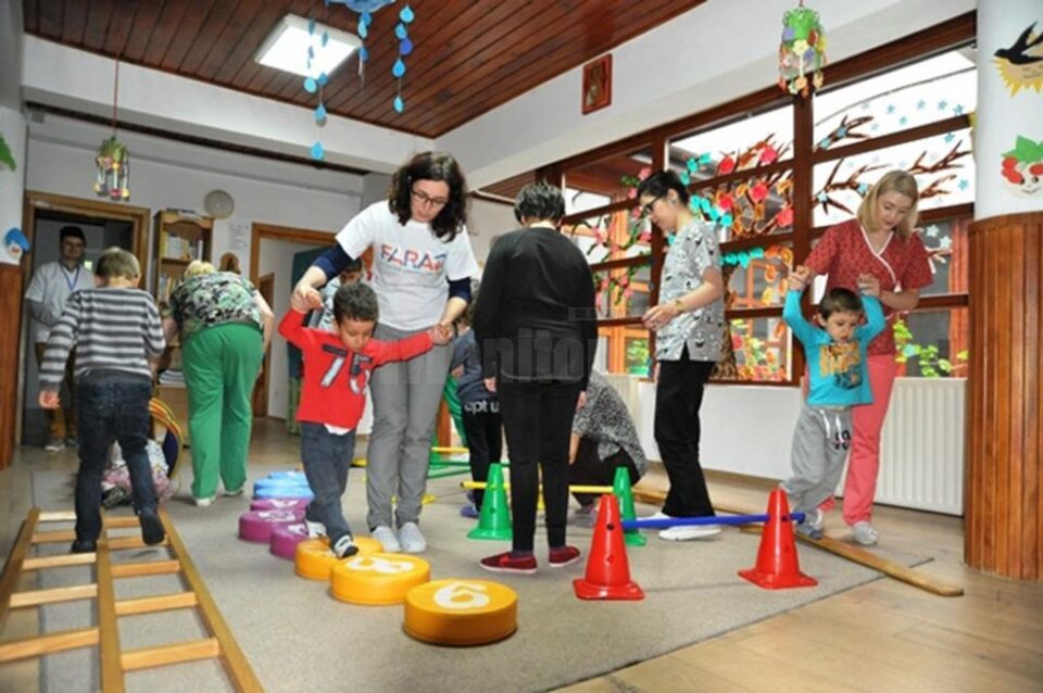 Zeci de copii cu nevoi speciale beneficiază de kinetoterapie gratuită la Centrul de recuperare „Emanuel" Suceava