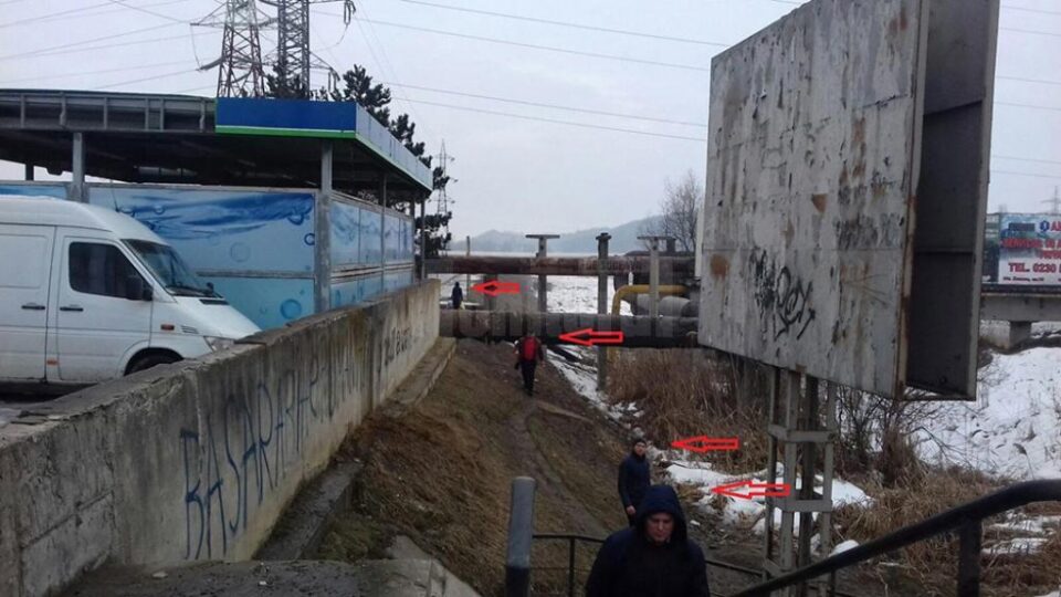 Dan Ioan Cușnir arată că cetățenii sunt nevoiți să meargă prin noroaie pentru a ajunge la pasarela de sub podul peste râul Suceava