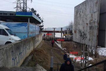 Dan Ioan Cușnir arată că cetățenii sunt nevoiți să meargă prin noroaie pentru a ajunge la pasarela de sub podul peste râul Suceava