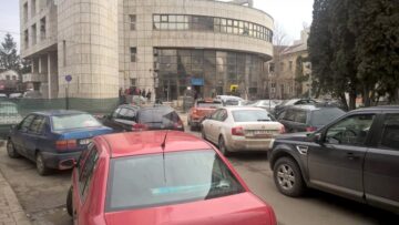 Coloane de mașini formate pe străzile adiacente, după închiderea străzii Vasile Bumbac