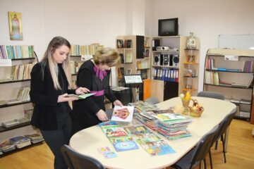Cărți în limba engleză și ghiozdane, donate elevilor de la Școala Gimnazială Moara Nica