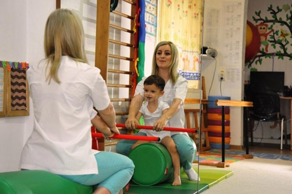Zeci de copii cu nevoi speciale beneficiază de kinetoterapie gratuită la Centrul de recuperare „Emanuel" Suceava