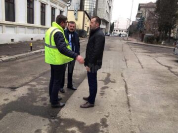 Viceprimarul Lucian Harșovschi, discutând cu constructorul, în teren, detalii despre lucrarea de refacere a străzii Vasile Bumbac