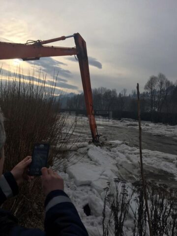 Podurile de gheață de pe râurile din zona de munte au pus pe jar autoritățile