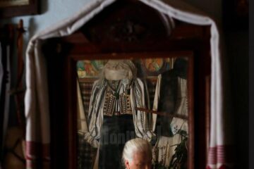 Fotograful Răzvan Voiculescu lansează albumul „ROST. 12 Hotare” la USV