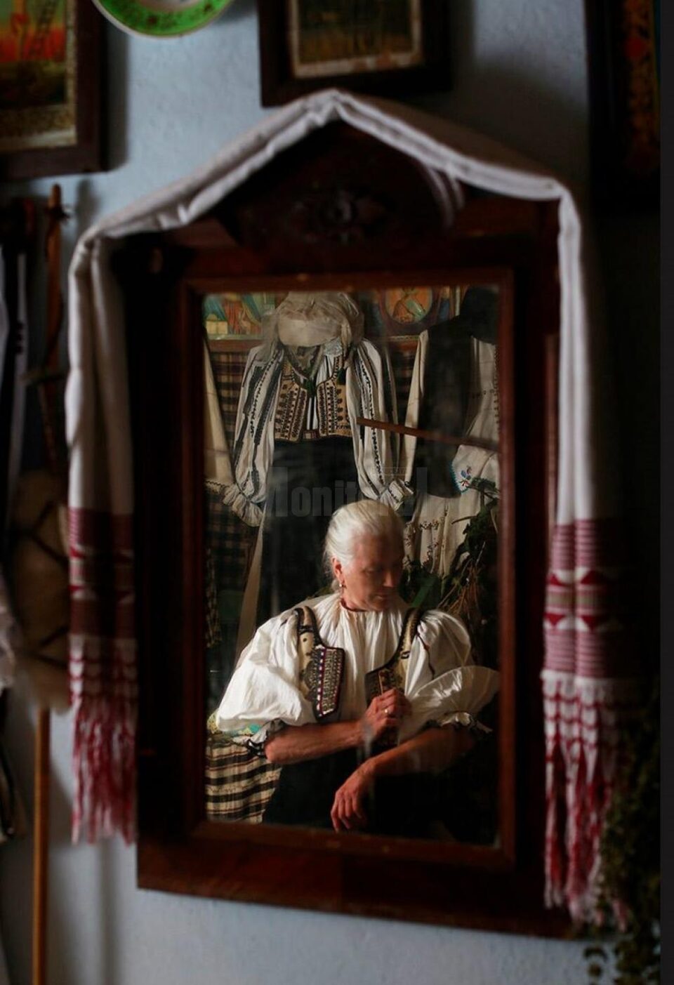Fotograful Răzvan Voiculescu lansează albumul „ROST. 12 Hotare” la USV Fotograful Răzvan Voiculescu lansează albumul „ROST. 12 Hotare” la USV