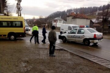 Microbuz școlar, lovit de o mașină de poliție