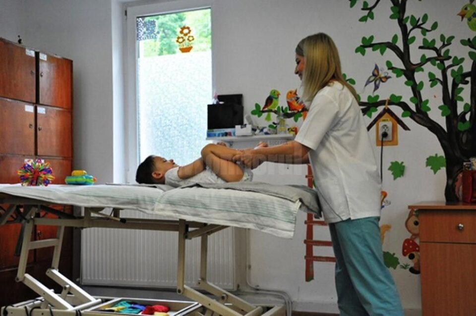 Zeci de copii cu nevoi speciale beneficiază de kinetoterapie gratuită la Centrul de recuperare „Emanuel" Suceava