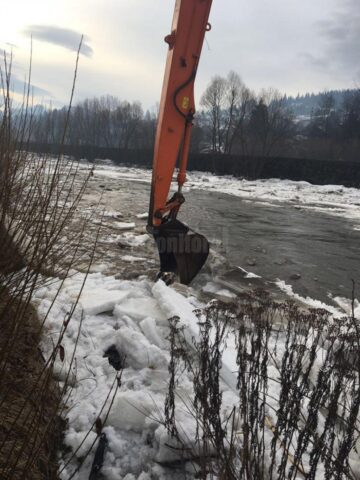 SGA Suceava a intervenit cu excavatoare pentru îndepărtarea podurilor de gheață