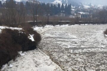 Poduri de gheață pe râurile din zona de munte a județului Suceava