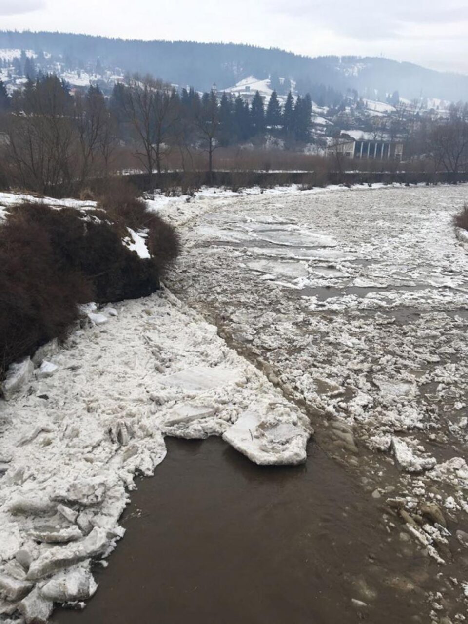 Poduri de gheață pe râurile din zona de munte a județului Suceava