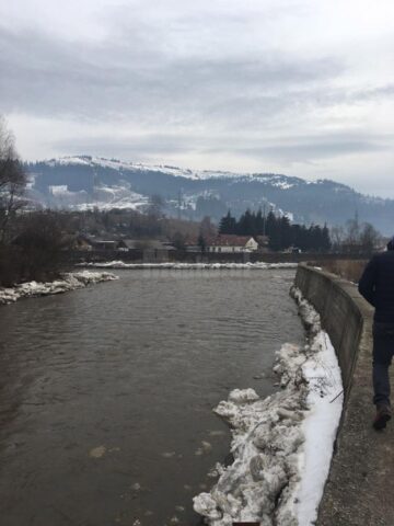 Podurile de gheață de pe râurile din zona de munte au pus pe jar autoritățile