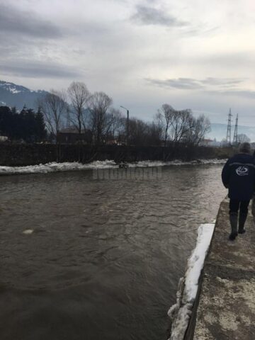 Podurile de gheață de pe râurile din zona de munte au pus pe jar autoritățile