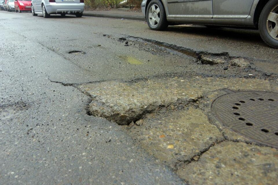 6 Noiembrie, strada care stă să se surpe
