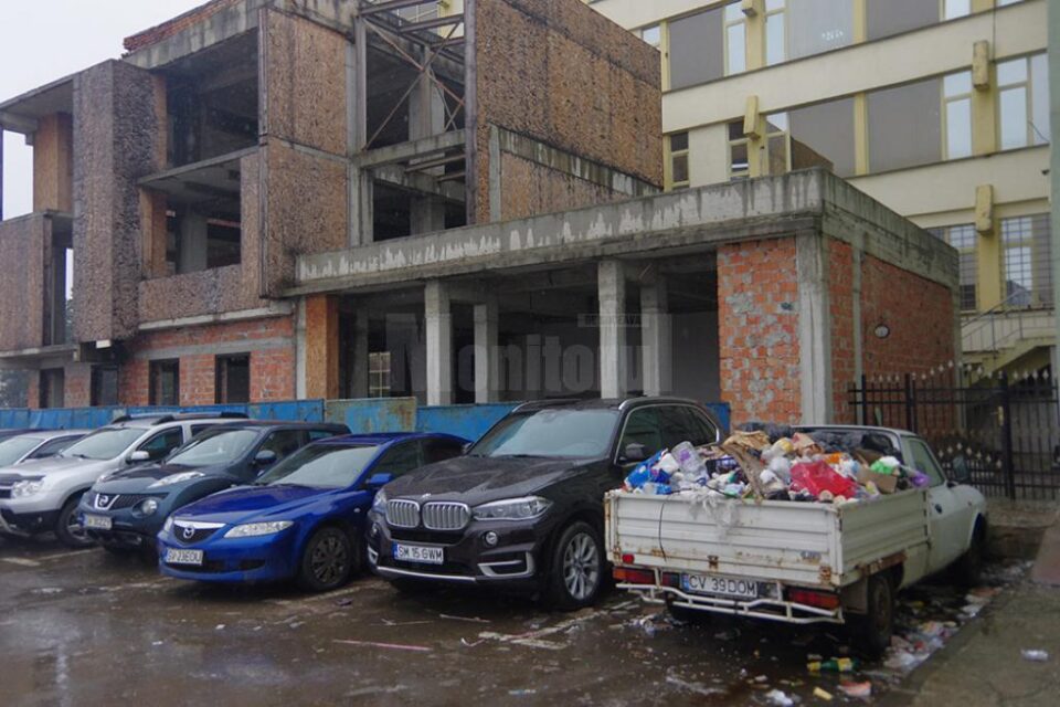O Dacia Papuc abandonată, transformată în ghenă de gunoi în parcarea de la Kaufland