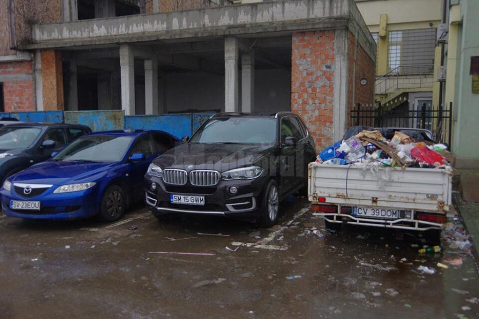 O Dacia Papuc abandonată, transformată în ghenă de gunoi în parcarea de la Kaufland