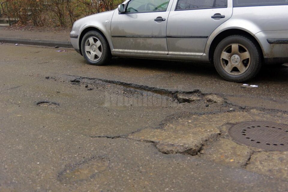 6 Noiembrie, strada care stă să se surpe