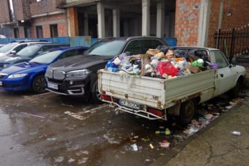În parcarea de la Kaufland este parcată o Dacia Papuc, cu număr de Covasna, plină ochi cu gunoaie