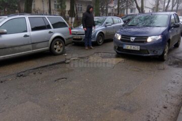 O parte substanțială din stradă s-a desprins și a intrat în sol, formând o groapă pe care șoferii o traversează cu circumspecție
