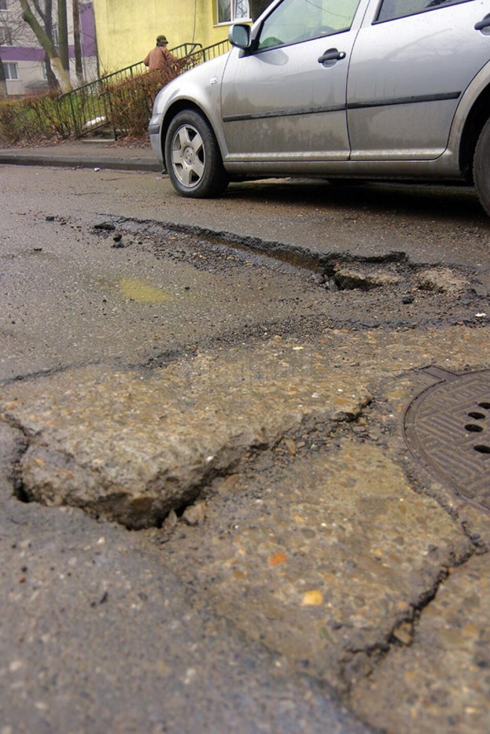 6 Noiembrie, strada care stă să se surpe