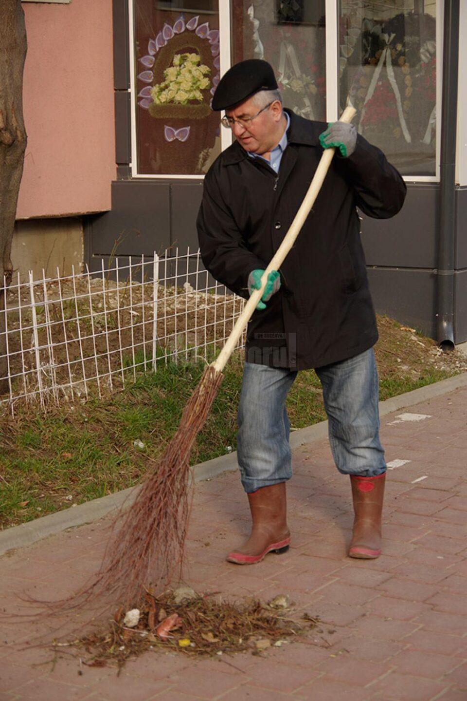 Primarul Ion Lungu, la facut curat pe strazile Sucevei