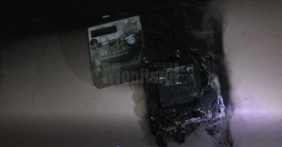 Un incendiu la un tablou electric a creat panică într-o scară de bloc