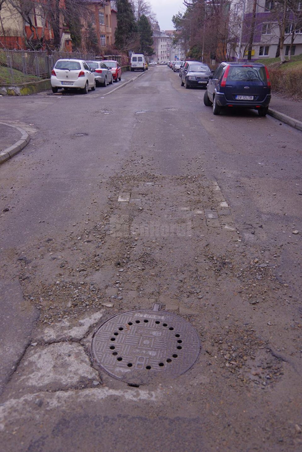 Strada 6 Noiembrie, acoperită cu pavele și pietriș