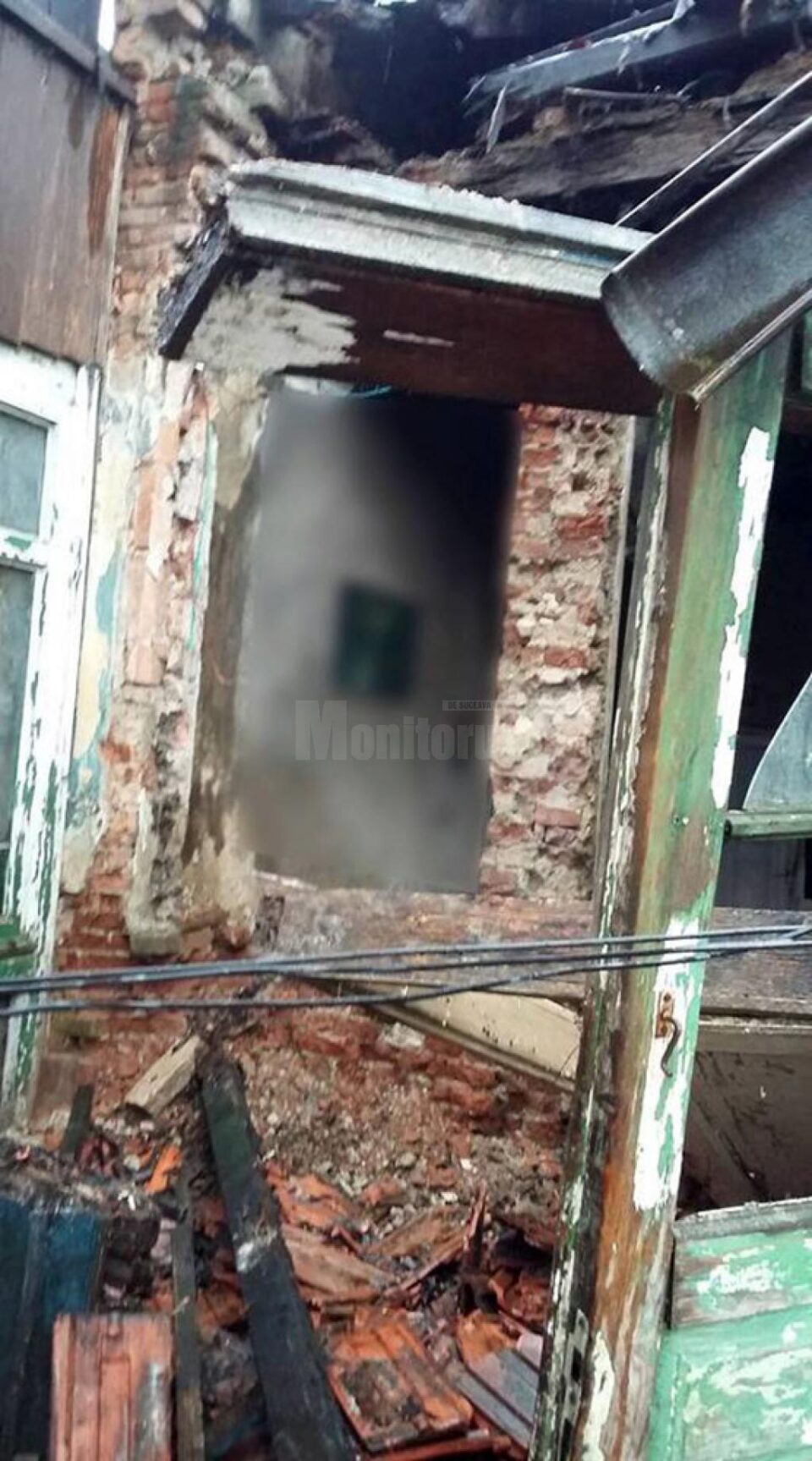 În urma prăbușirii peretelui, femeia de 66 de ani a fost surprinsă în interiorul casei