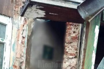 În urma prăbușirii peretelui, femeia de 66 de ani a fost surprinsă în interiorul casei