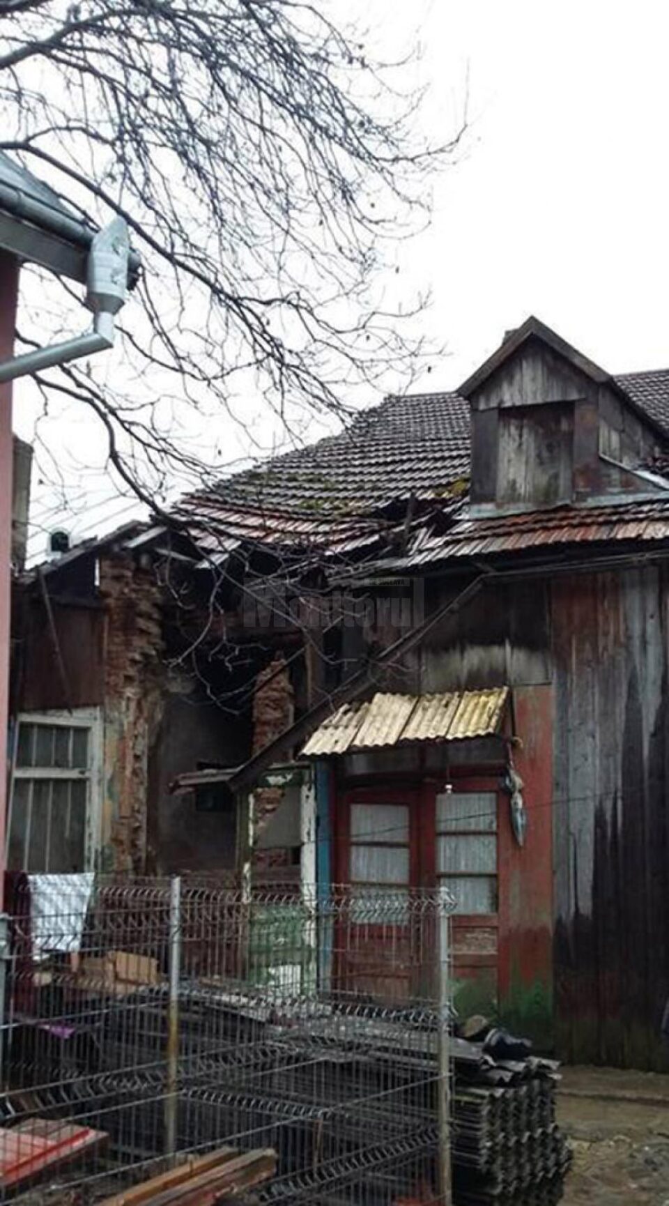 O femeie a rămas blocată în locuință, după ce un perete și acoperișul casei s-au prăbușit