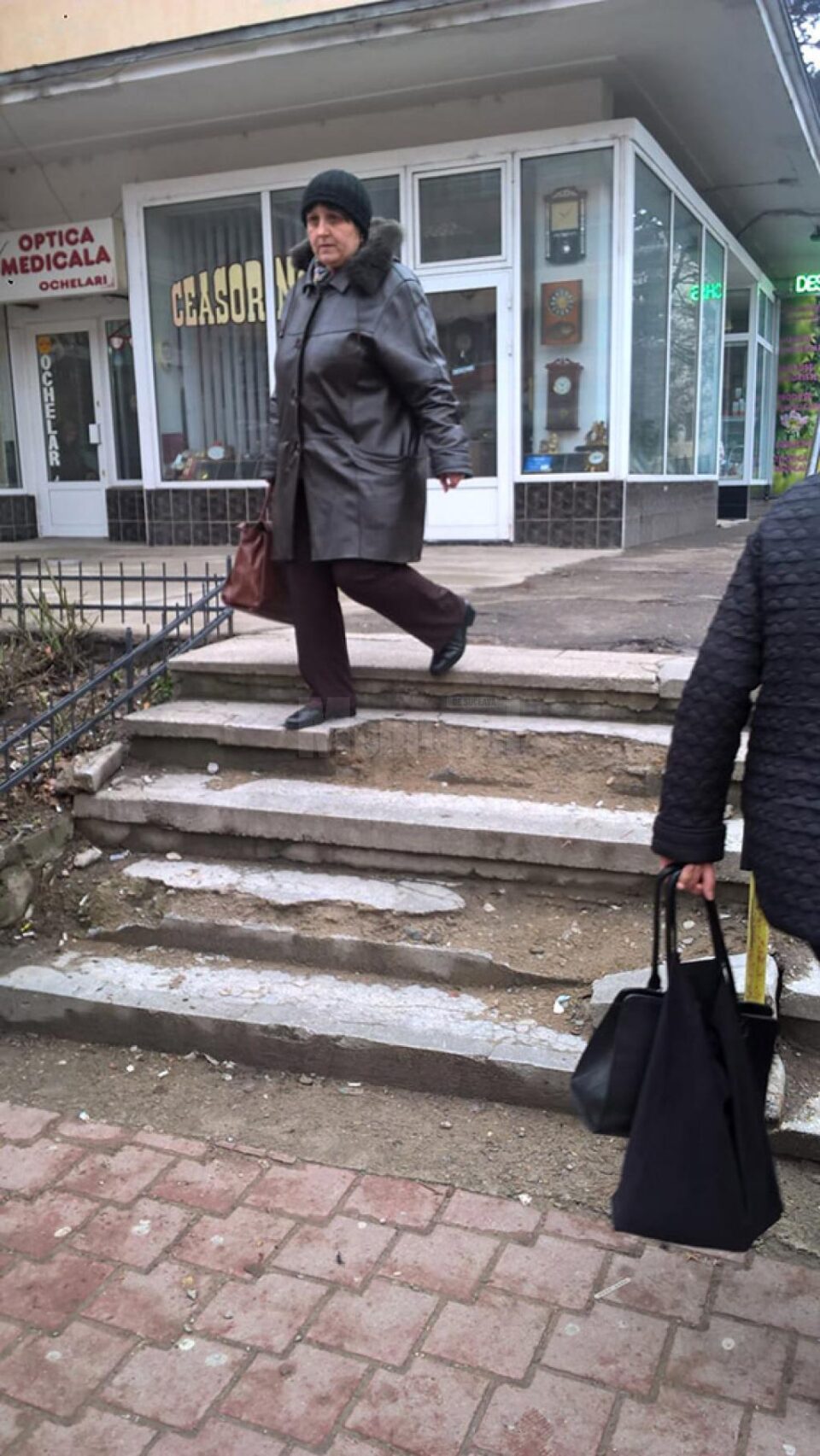 O bună parte a scărilor care urcă din stație spre frizerie sunt distruse într-o proporție importantă O bună parte a scărilor care urcă din stație spre frizerie sunt distruse într-o proporție importantă