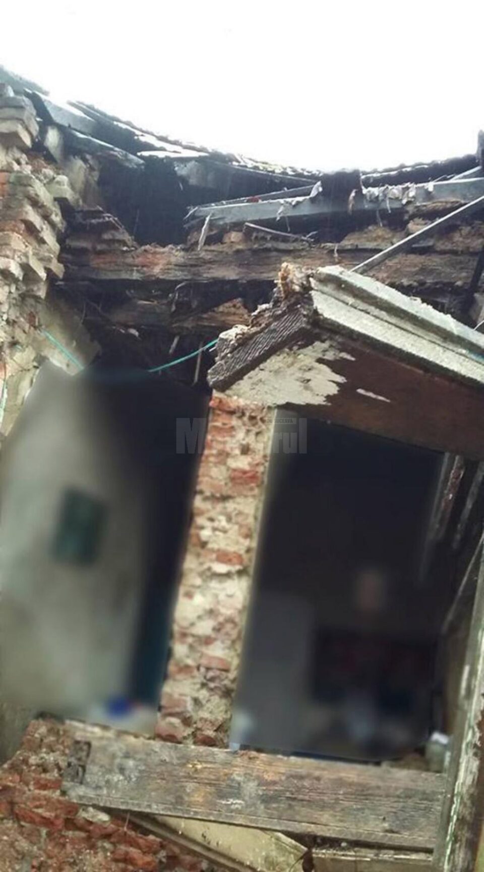 O femeie a rămas blocată în locuință, după ce un perete și acoperișul casei s-au prăbușit