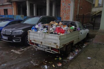 Dacia Papuc transformată în ghenă de gunoi, marți, în parcarea de la Kaufland