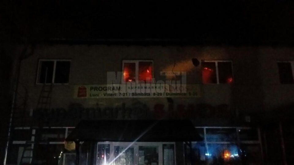 Incendiu puternic la Complexul comercial din Broșteni