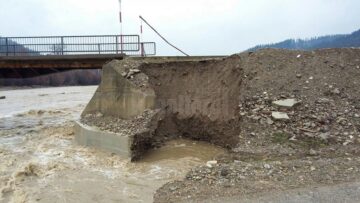 Pod protejat de viitură cu blocuri de piatră, la Doroteia