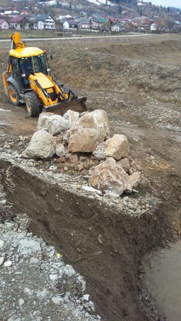 Pod protejat de viitură cu blocuri de piatră, la Doroteia