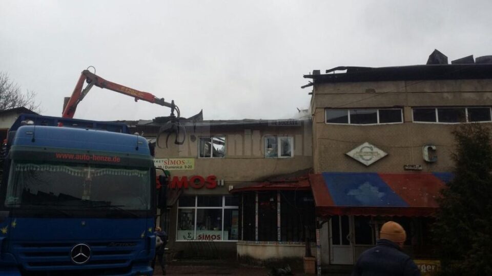 Incendiu puternic la Complexul comercial din Broșteni