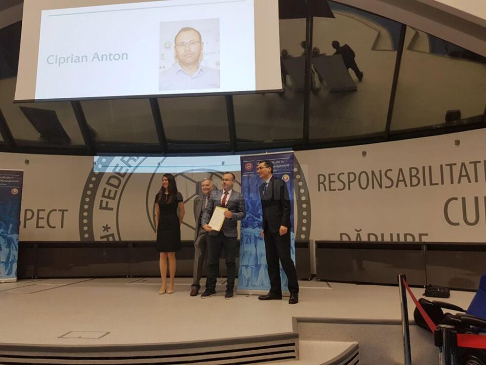 Ciprian Anton a primit diploma de absolvire din mâna lui Răzvan Burleanu