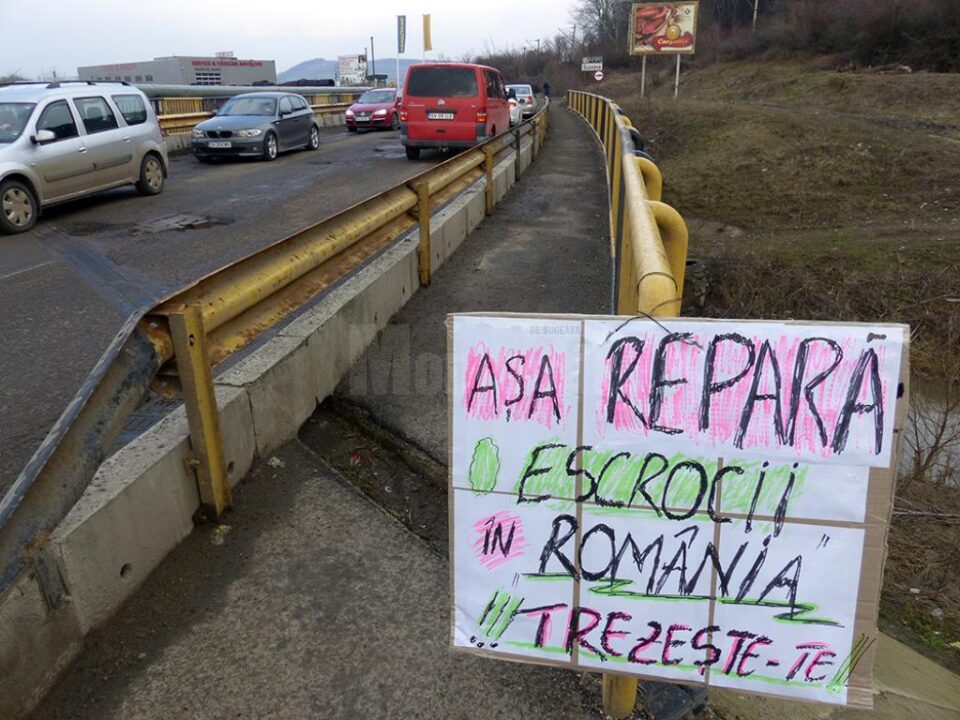 Pancarta montată de un necunoscut la capătul podului