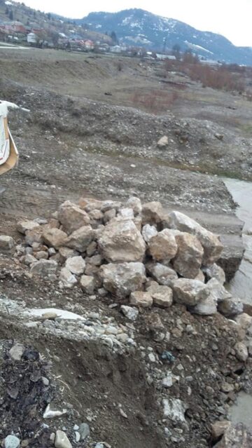 Pod protejat de viitură cu blocuri de piatră, la Doroteia
